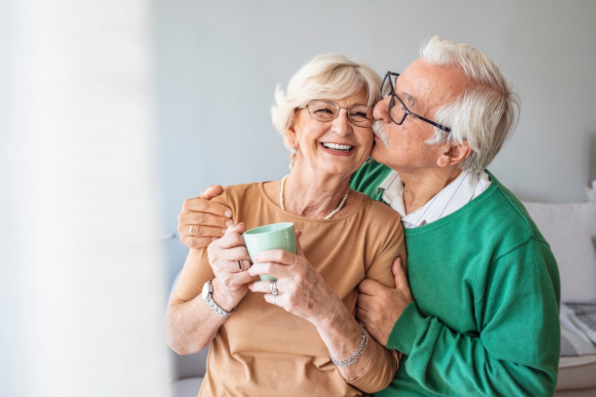 Couple âgé souriant et complice célébrant leurs 37 ans de mariage – noces de papier